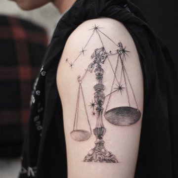 Tattoo mit dem Tierkreiszeichen Waage