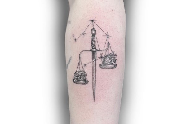 Tattoo mit dem Tierkreiszeichen Waage