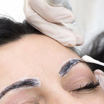Entfernung von Permanent Make-up mit Remover