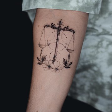 Tattoo mit dem Tierkreiszeichen Waage