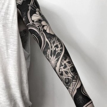 blackwork tattoo Männer