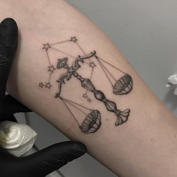 Tattoo mit dem Tierkreiszeichen Waage