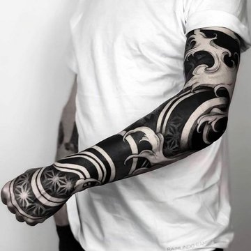 blackwork tattoo Männer