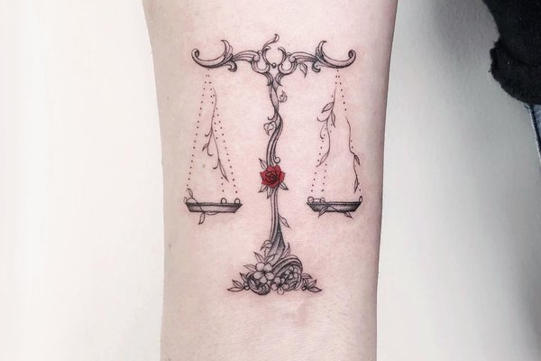 Tattoo mit dem Tierkreiszeichen Waage