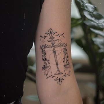 Tattoo mit dem Tierkreiszeichen Waage