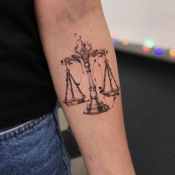 Tattoo mit dem Tierkreiszeichen Waage