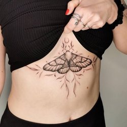 Underboob Tattoo: Symbolik, stilvolle Ideen und Pflegetipps für Frauen