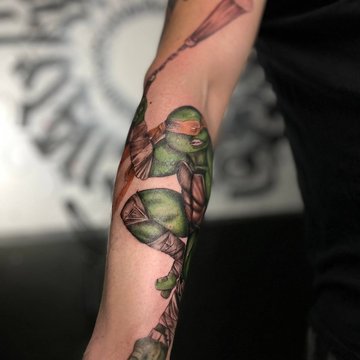 Buntes Tattoo am Arm 