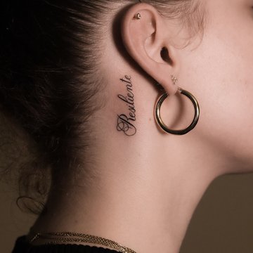Tattoo am Hals mit reduzierter, klarer Gestaltung