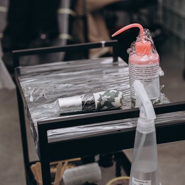 Steriler Arbeitsplatz eines Tätowierers