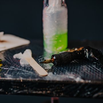 Steriler Arbeitsplatz eines Tätowierers