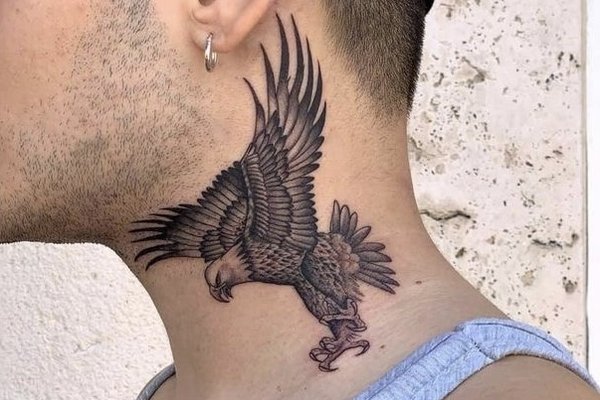 Kleine Tattoos am männlichen Hals