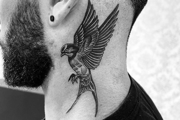 Tattoos für Männer am Hals