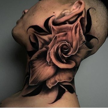 Kleine Tattoos am männlichen Hals