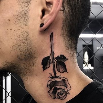 Tattoo auf der Rückseite des Halses