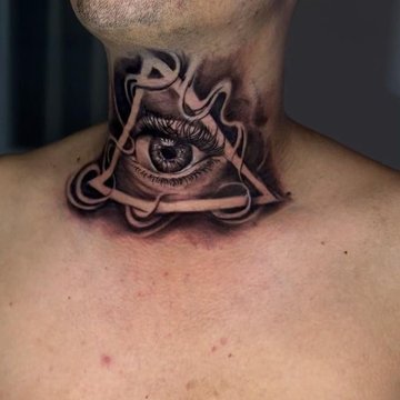 Tattoo auf der Rückseite des Halses