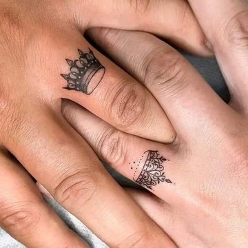 Mini-Krone als Finger-Tattoo