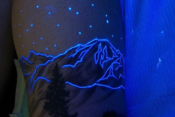 UV-Tinte Tattoo im Clublicht