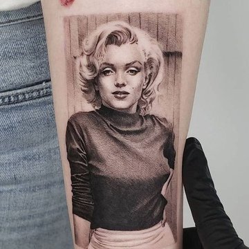 Elegant platziertes Tattoo am Handgelenk