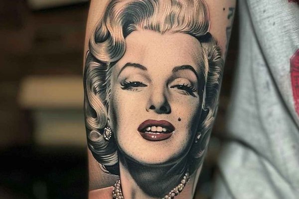 Ästhetisches Tattoo mit roten Lippen und Monroes Augen