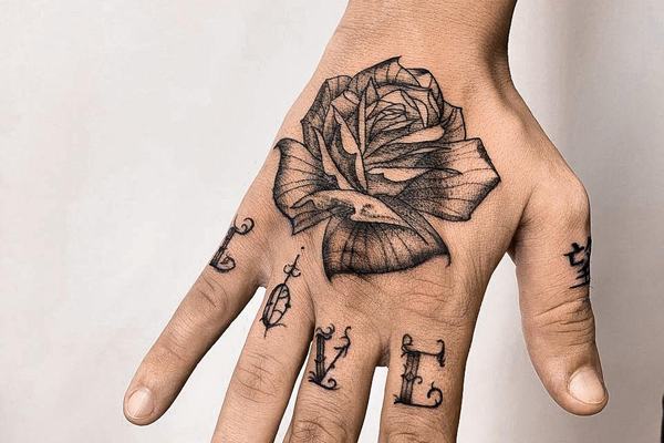 Tattoo auf dem Handrücken