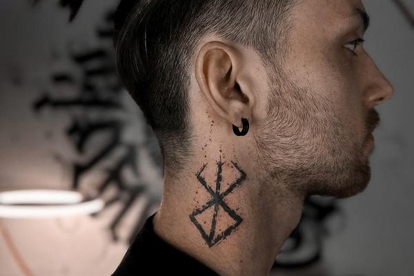 Schwarzes Linien-Tattoo am Kopf