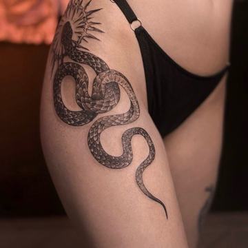 Tattoo am Oberschenkel