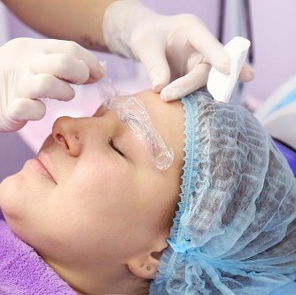 Entfernung von Permanent Make-up mit Remover