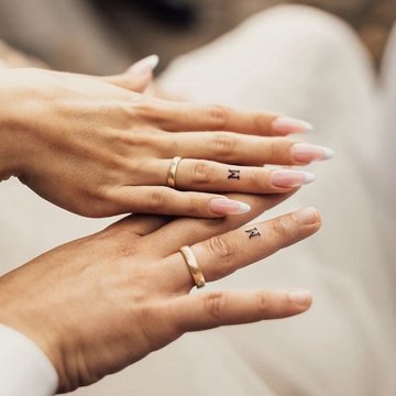 M als kleiner Finger-Tattoo mit Bedeutung